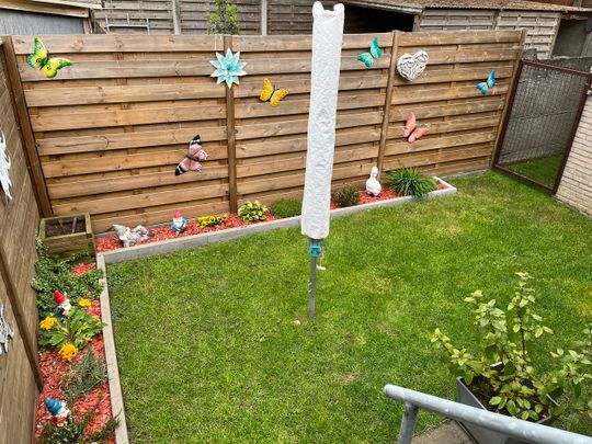 Instapklare moderne gezinswoning met 3 grote slpks. Gezellig terras en ingesloten tuin. Garage. - Foto 1