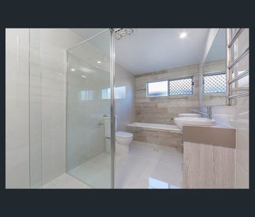 Modern Spacious Townhouse, East of Oxley 350m to the beach - Photo 6