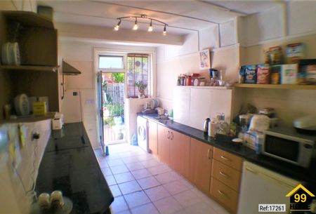 3 bed Semi-detached in Gainsborough Gardens Goldeers Green, London, NW11 9BJ - Photo 5