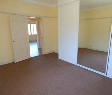 BEAUTIFULLY PRESENTED HOME - Photo 2