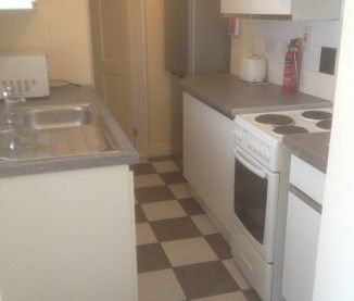 4 BED HOUSE - Photo 4