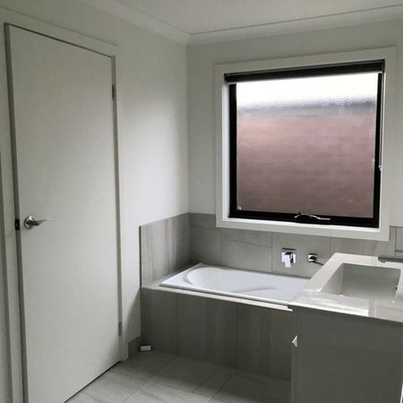 Low maintenance property - Photo 3