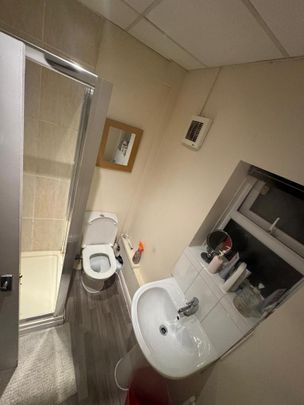 1 bedroom in a house share to rent - Photo 1