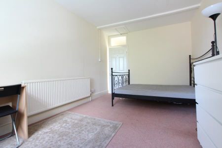 5 bedroom semi-detached house to rent - Photo 2