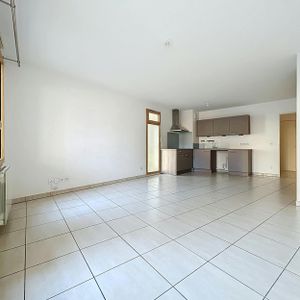 Lyon 7ème : Idéalement situé T3 avec cuisine aménagée, balcon, cave et parking - Photo 2