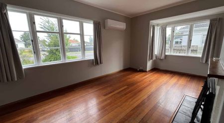 THREE BEDROOMS - ROSLYN - Photo 2