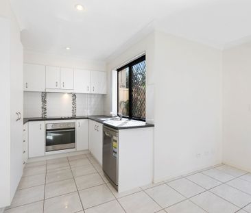 Modern Townhouse with Air Conditioning! - Photo 1