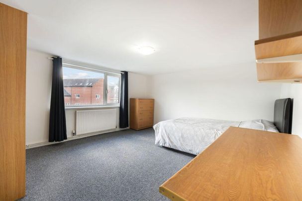 5 bedroom property to rent - Photo 1