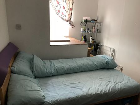 Room in a Shared Flat, Stockport Road, M12 - Photo 3