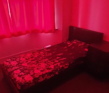 1 bedroom in a flat share to rent - Photo 3