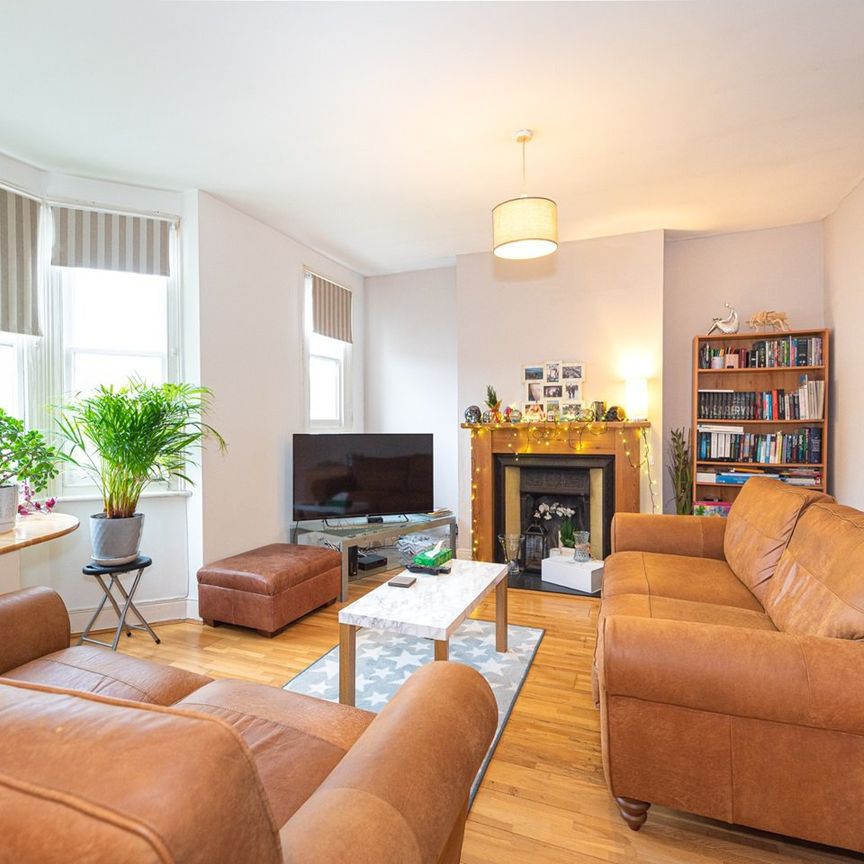 2 Bed Flat, Chestnut Road, SW20 - Photo 1