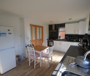4 bedroom semi-detached house to rent - Photo 3