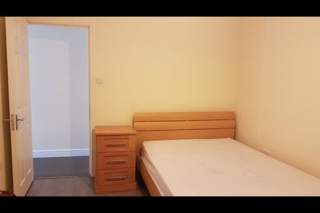 2 Bed Flat, London, SW4 - Photo 5
