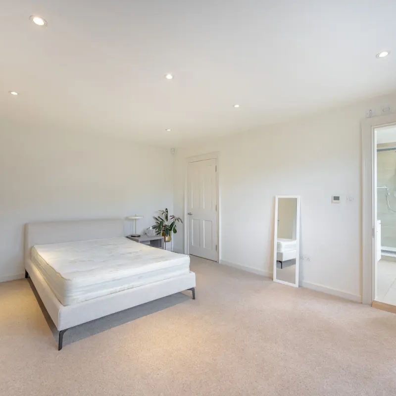 3 bedroom flat in London - Photo 1