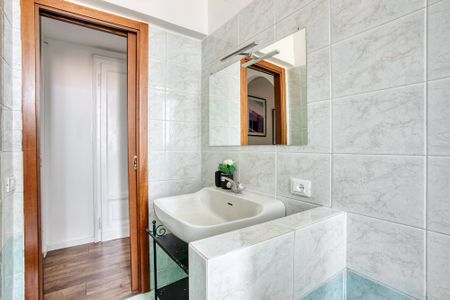 Large single room with window in Milan - Photo 3