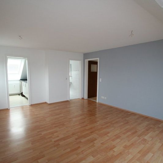 Junges Wohnen im urgemütlichen Dachgeschoß! - Photo 1