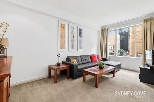 LARGE CORNER APARTMENT | Furnished - Photo 1