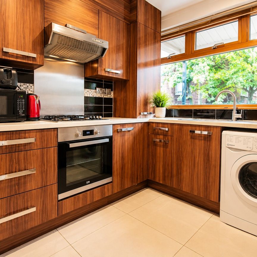 3 Bed Flat, Stonehouse, NW1 - Photo 1
