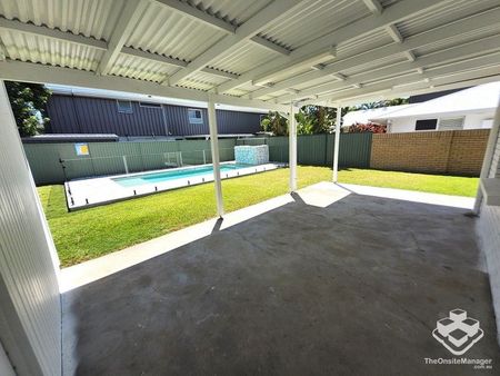 Spacious family home on large block! - Photo 2