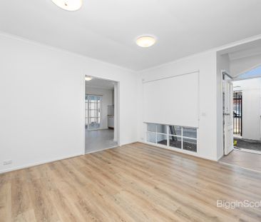 LIGHT, BRIGHT AND UPDATED 2 BEDROOM HOME IN UNBEATABLE HAWTHORN LOC... - Photo 1