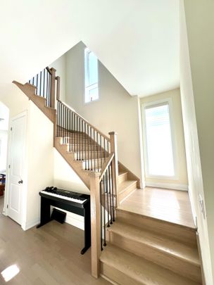 For Lease - 115B Bond Crescent, Richmond Hill, Ontario - Photo 1