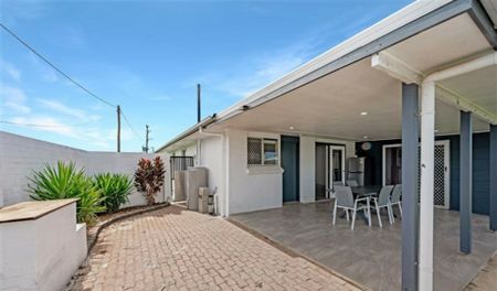 STUNNING RENOVATED 4 BEDROOM HOME IN BUNDABERG NORTH - Photo 4