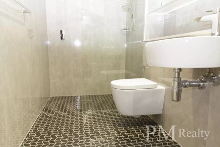 Spacious One Bedroom Apartment with Stunning Views - Photo 3