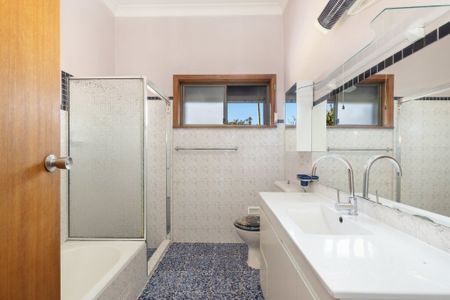 Large family home in a peaceful setting - Photo 5