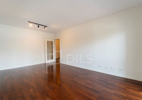 Apartamento T2 renovado para arrendar na Rua São João Bosco