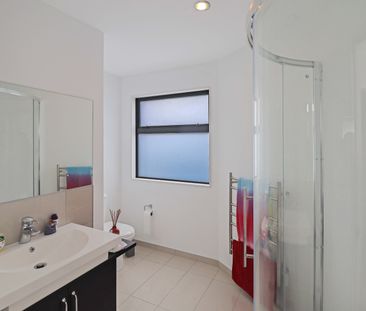 Immaculately presented executive four-bedroom family home - Photo 1