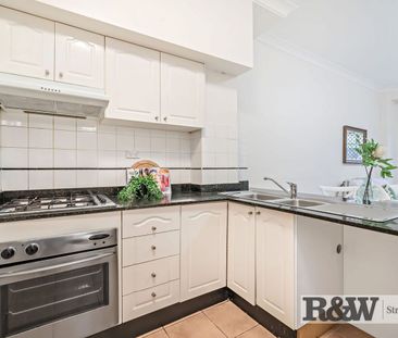 1 Bedroom unit with spacious Courtyard! - Photo 4