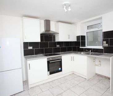 2 bedroom end of terrace house to rent - Photo 3