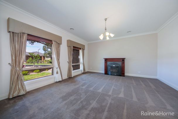 Large Open Plan Living Perfect for Families - Photo 1