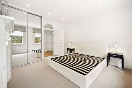 A contemporary apartment set in a well maintained building moments from the amenities of Victoria and Elizabeth Street. - Photo 3