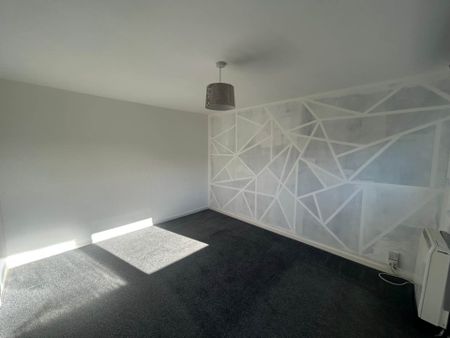 Price £700 pcm - Available Now - Unfurnished - Photo 3