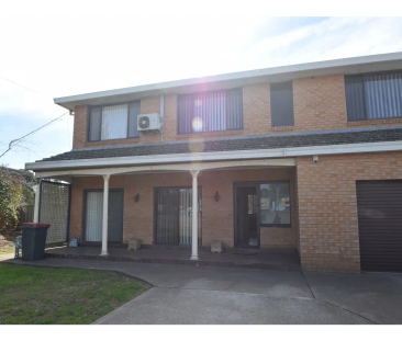 Spacious House - Photo 5