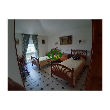 A large house of about 240 square meters and about 1100 square meters outdoors in a northeast direction - Photo 2