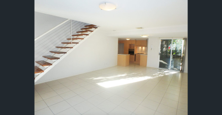 Spacious & Well-Located Townhouse in the Heart of Annerley - Photo 2