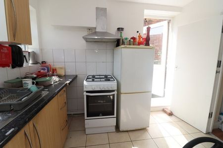 Room in a Shared House, Monega Road, E7 - Photo 4