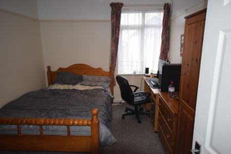 6 Bedroom House To Rent in Ensbury Park - £2,640 pcm Tenancy Info - Photo 4