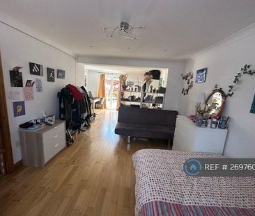 4 bedroom semi-detached house to rent - Photo 2