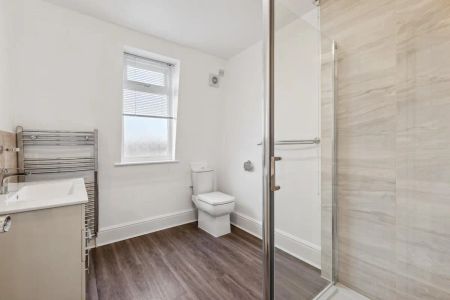 3 bedroom flat in Wandsworth - Photo 5