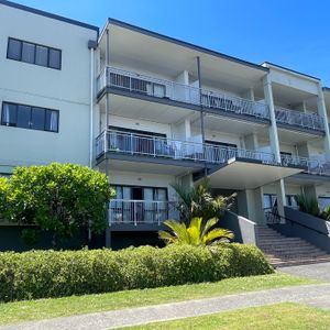 Desirable North Facing Apartment - Photo 2