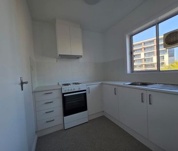 Beautiful Renovated Apartment - Freeway, Shops, City, Transport, Sc... - Photo 4