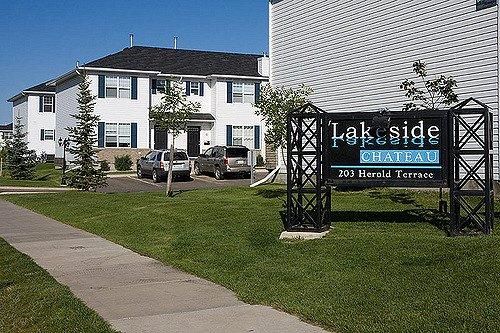 3 Beds & 1.5 Baths Townhouse Style Property In Lakewood Area - Photo 1