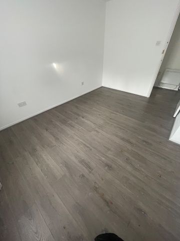 1 Bed Flat, Express Drive, IG3 - Photo 3