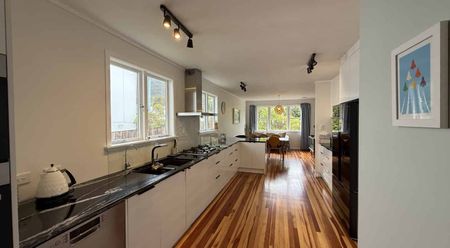 family home in Ngaio - Photo 3