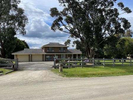 Cranbourne East - Photo 3