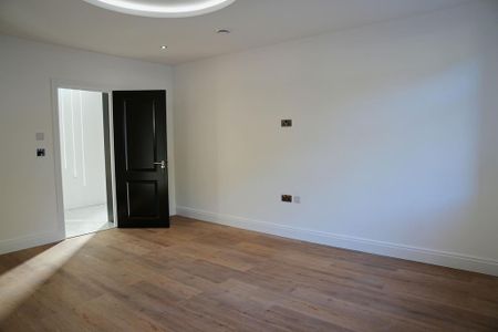 4 bedroom semi-detached house to rent - Photo 4