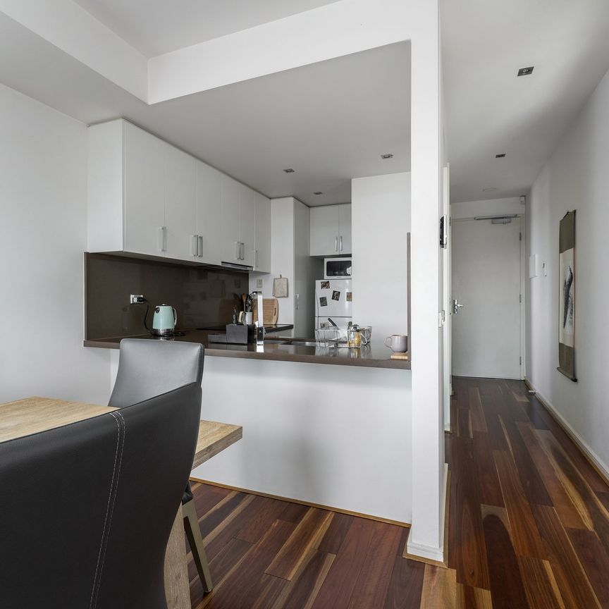 TOP FLOOR APARTMENT WITH IMPRESSIVE VIEWS - Photo 1
